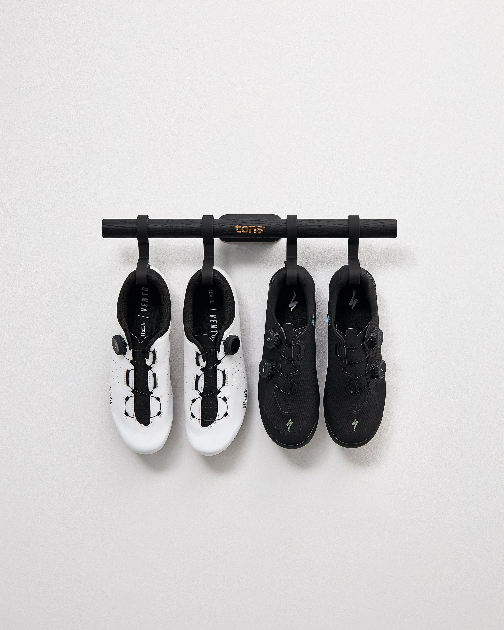 Short Bar — C . 2x Pairs of Shoes