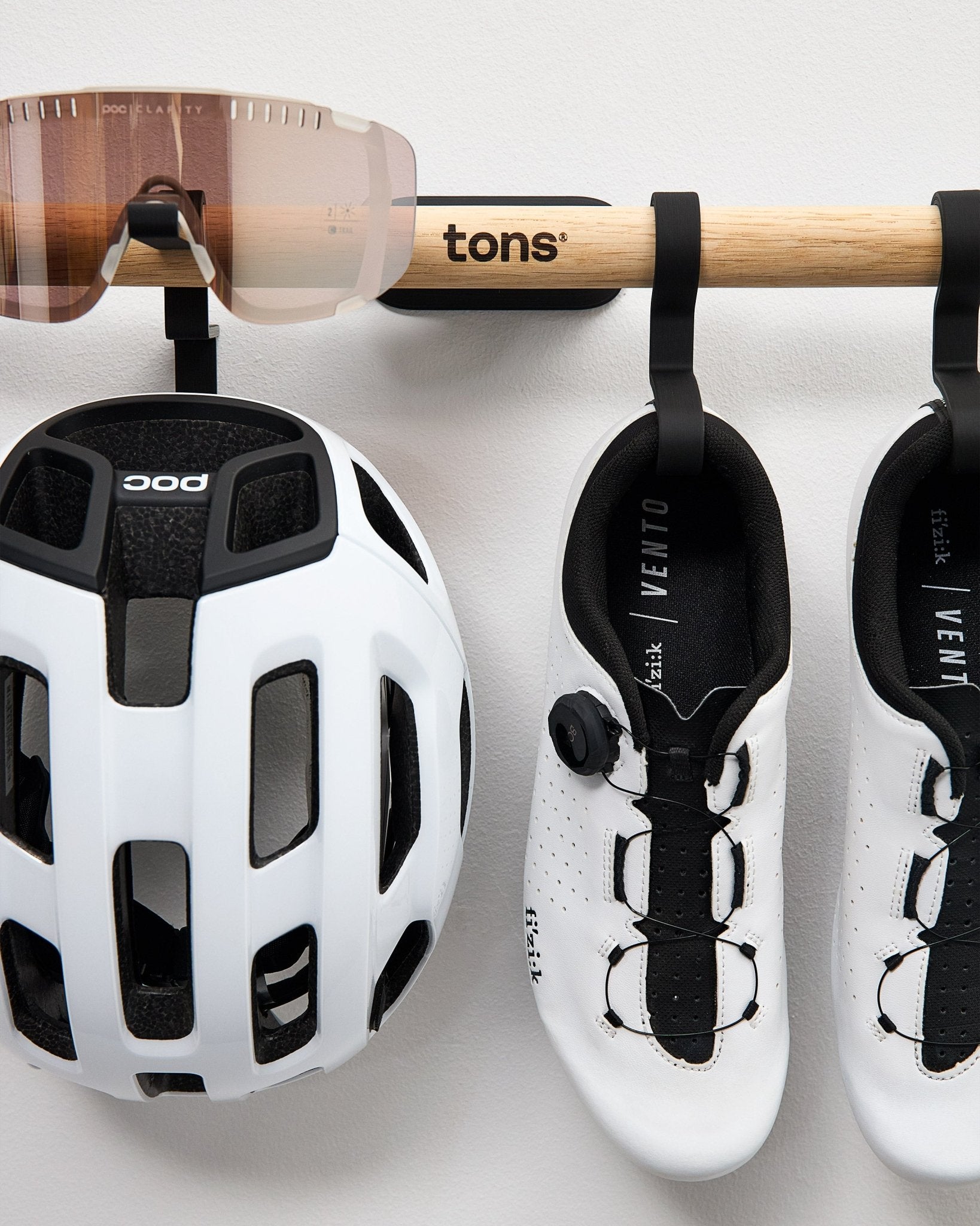 Short Bar — D . 1x Pair of Shoes + Glasses + Helmet