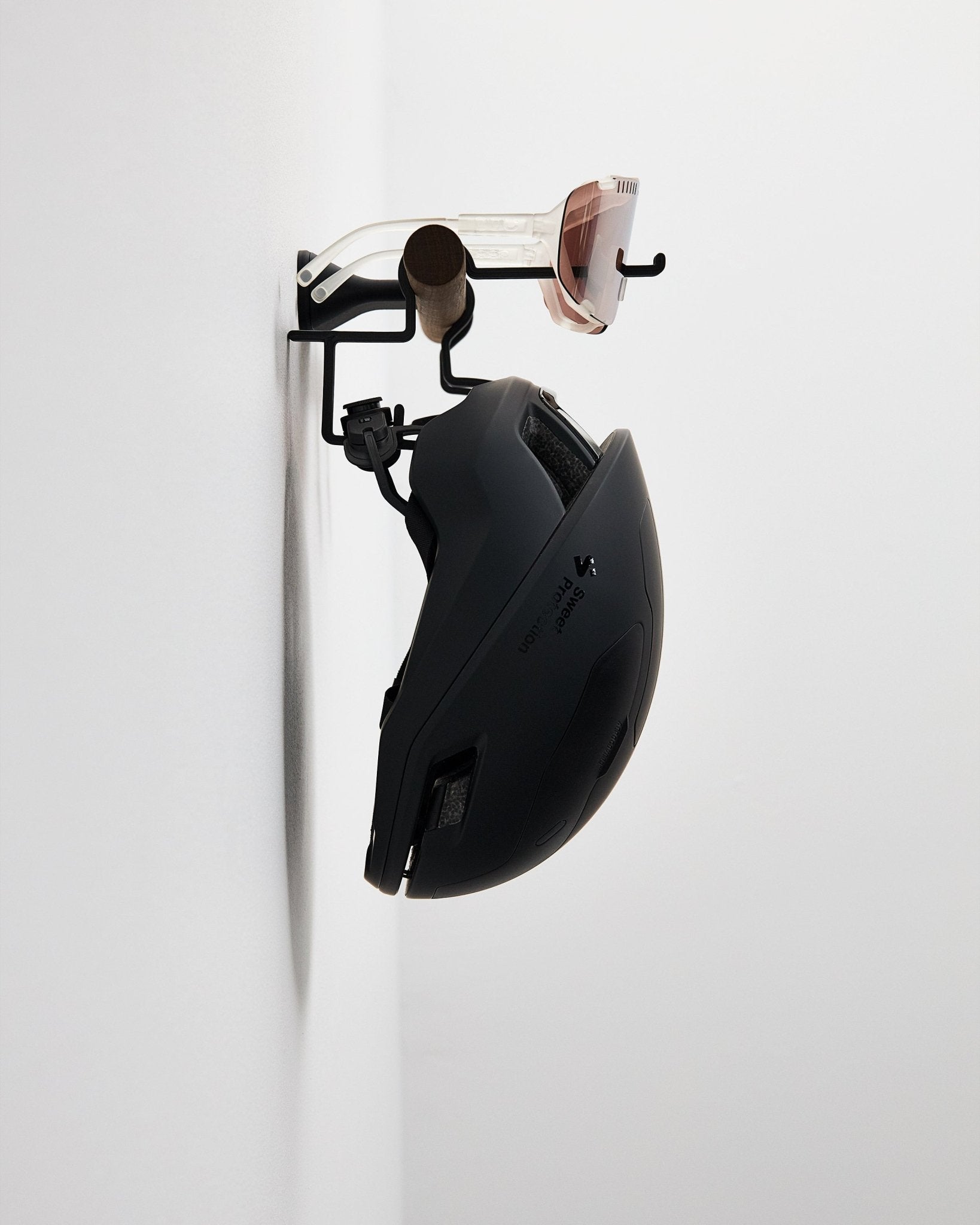 Short Bar — D . 1x Pair of Shoes + Glasses + Helmet