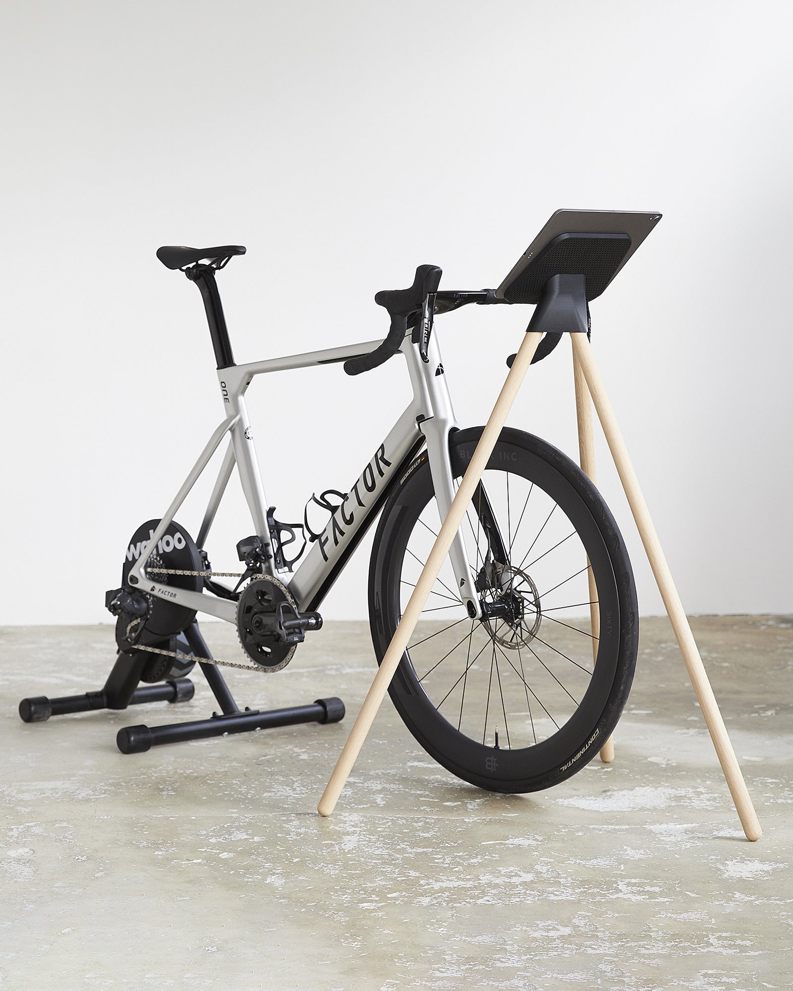 Tons iPad Stand for indoor bike trainers - Main Image