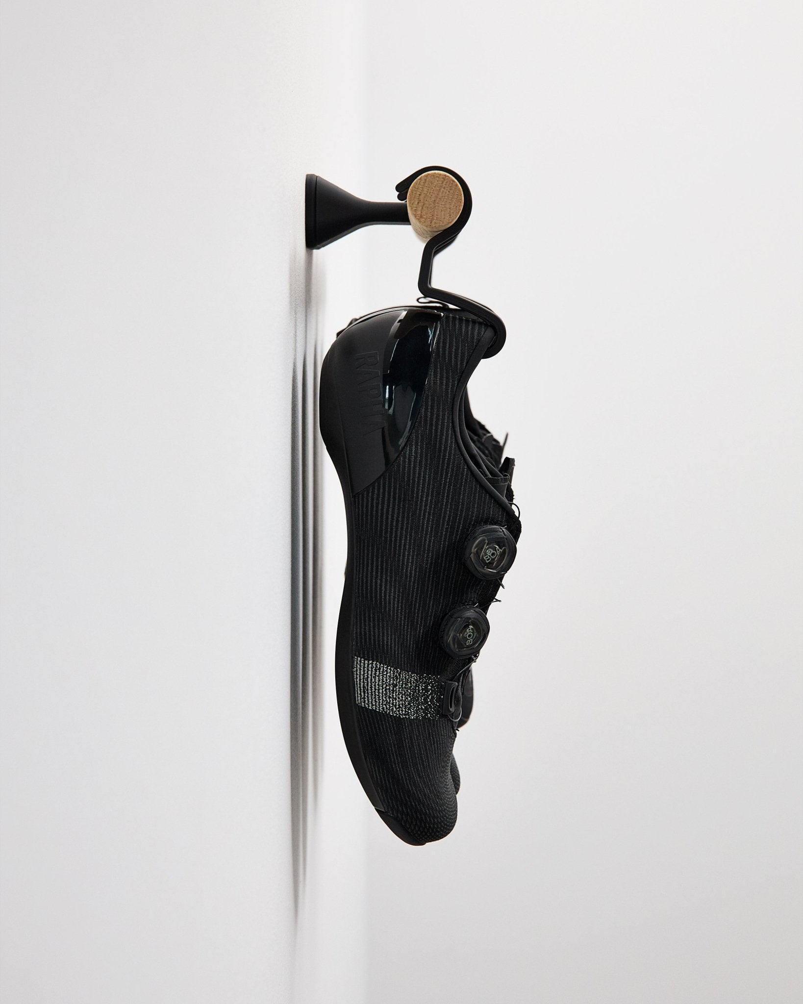 Short Bar — C . 2x Pairs of Shoes