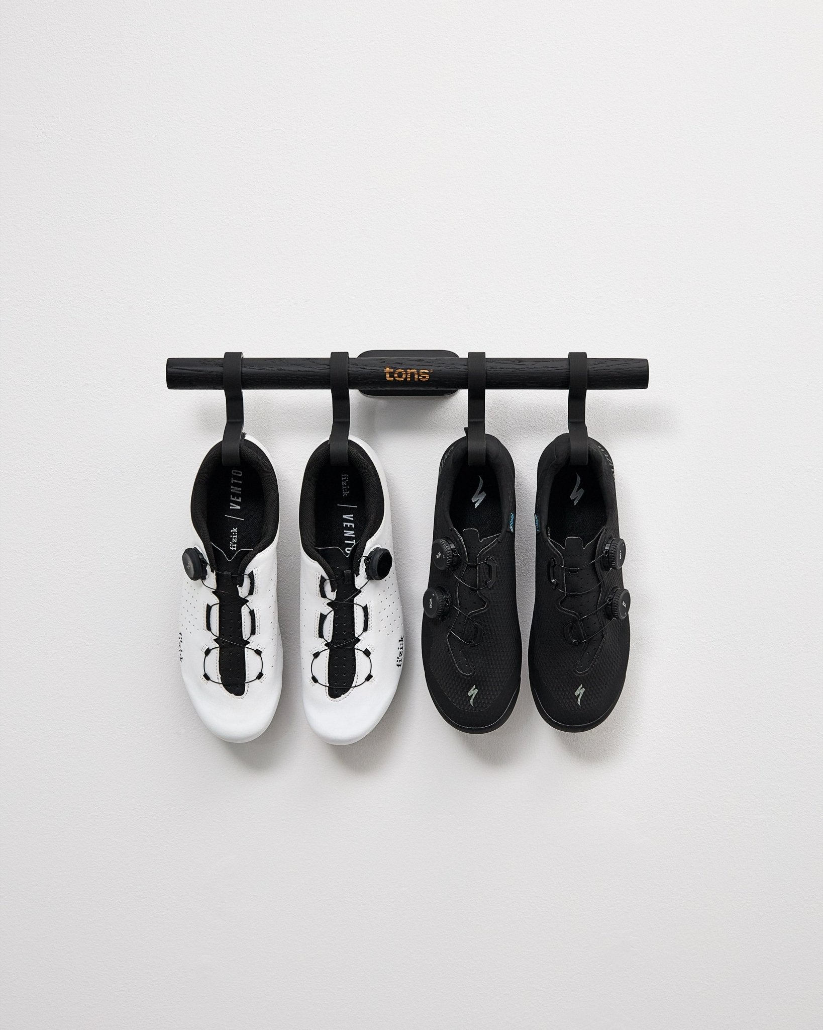 Short Bar — C . 2x Pairs of Shoes