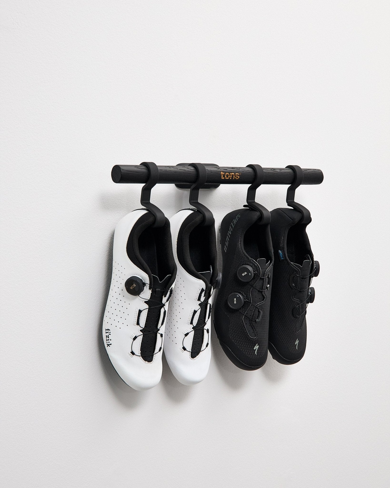 Short Bar — C . 2x Pairs of Shoes