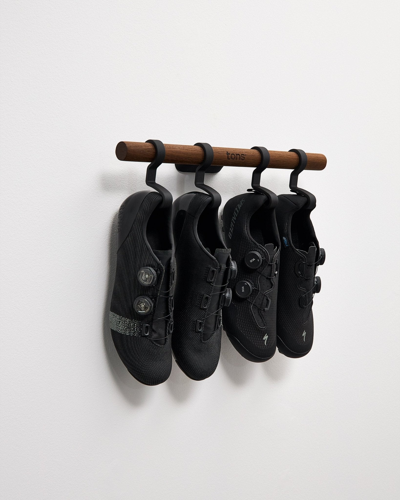 Short Bar — C . 2x Pairs of Shoes