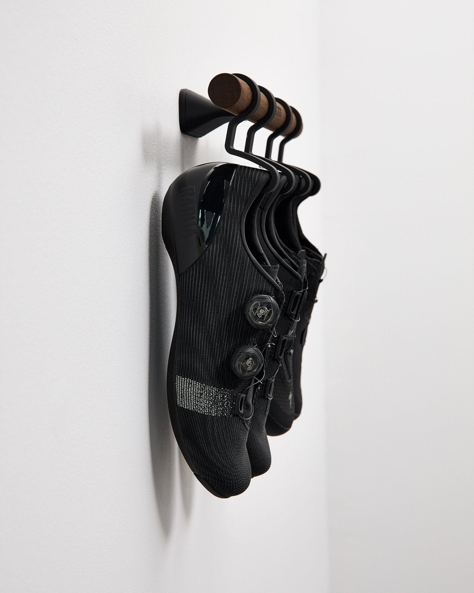 Short Bar — C . 2x Pairs of Shoes