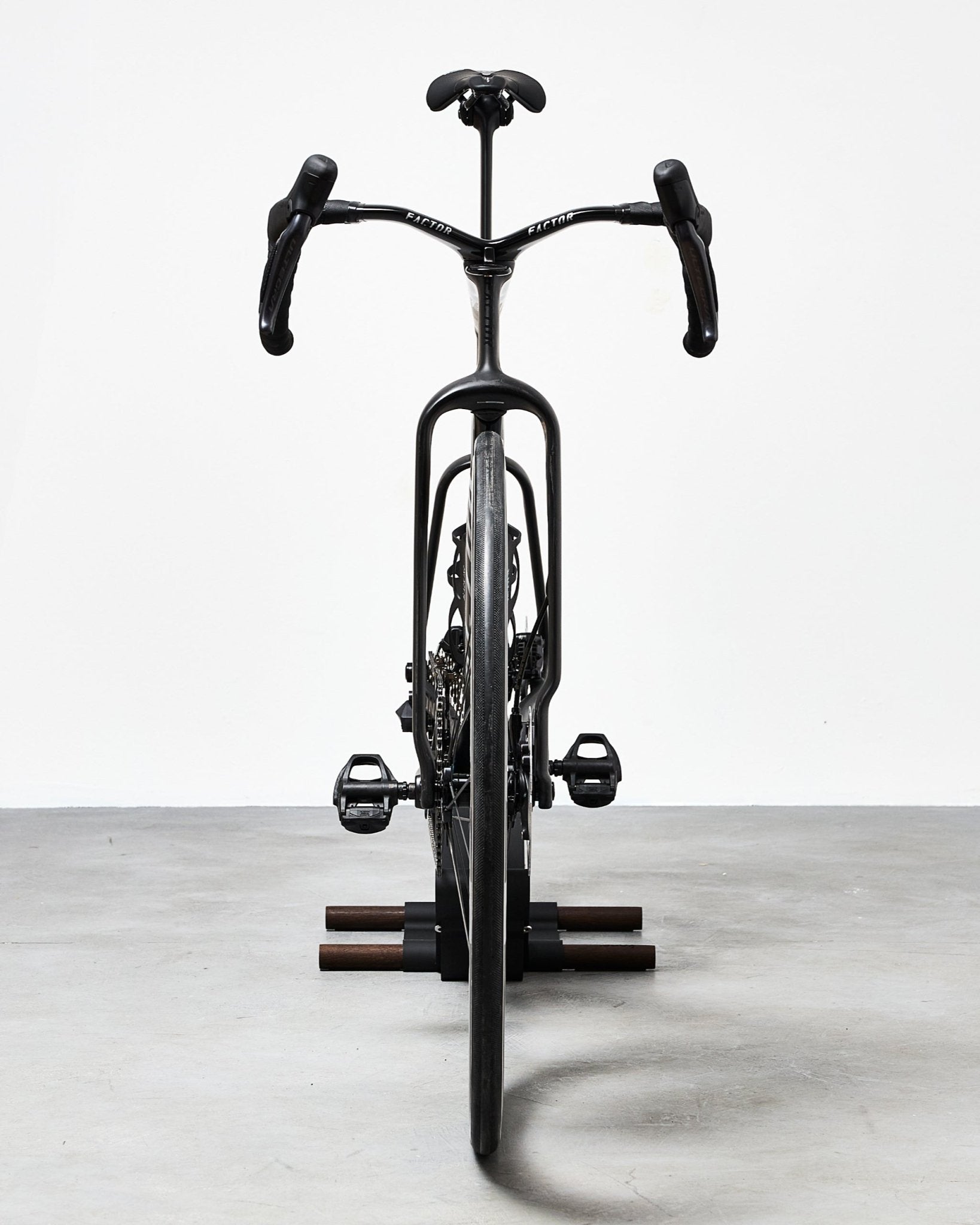 ständer für rennrad zu hause Bike Stand — Minimaler Bodenständer für Rennrad & Gravelbike | tons