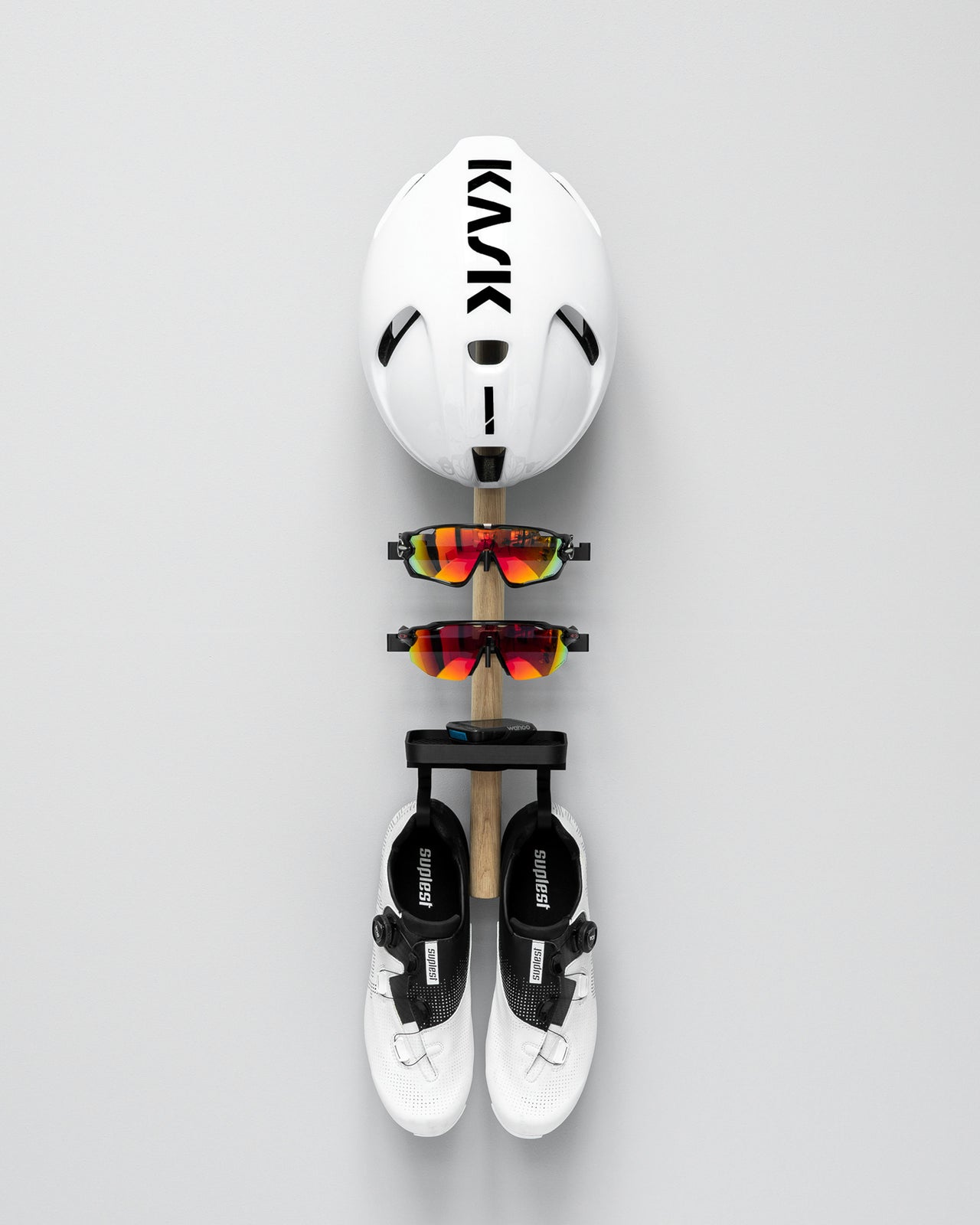 Rack | D . Shoes + 2x Glasses + Helmet + Tray