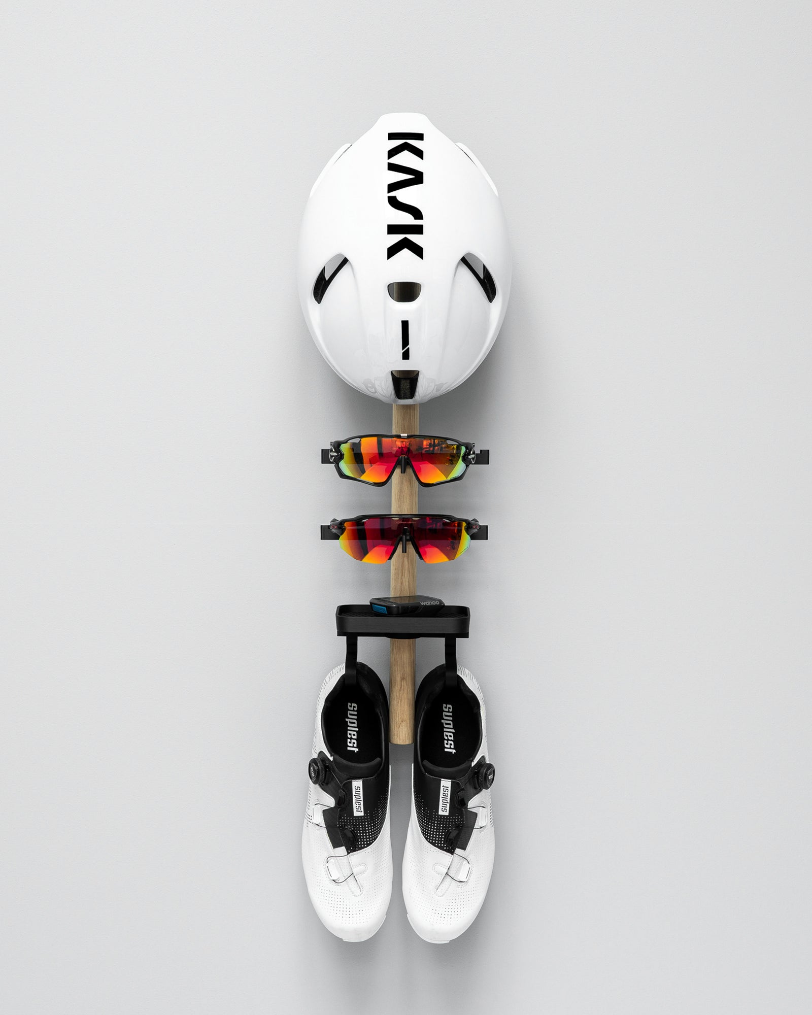 Rack | D . Shoes + 2x Glasses + Helmet + Tray